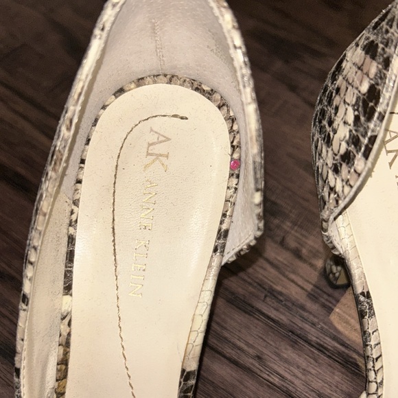 Anne Klein Snake Skin Heels Sz 7m - Picture 2 of 4